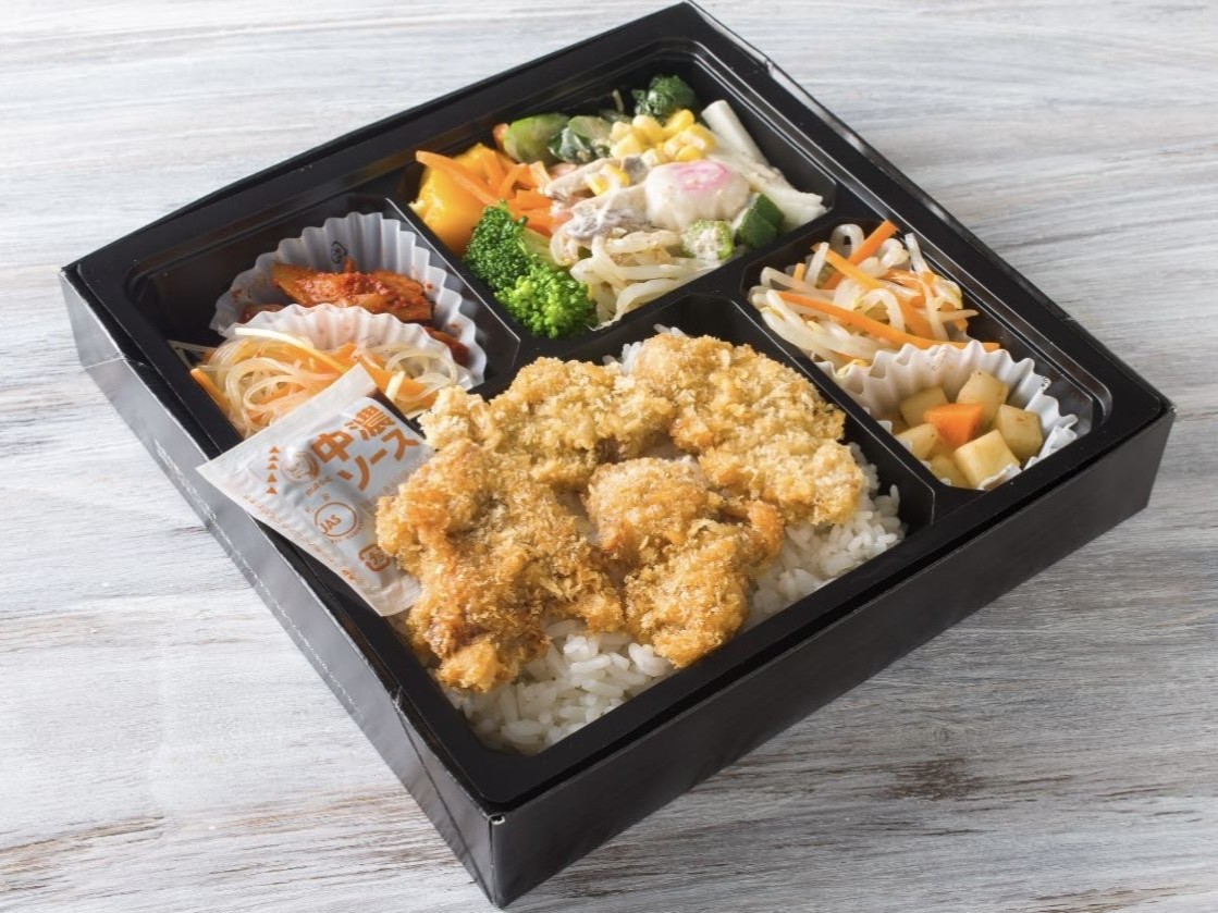 【彩り豊かで野菜豪快】マグロカツ弁当