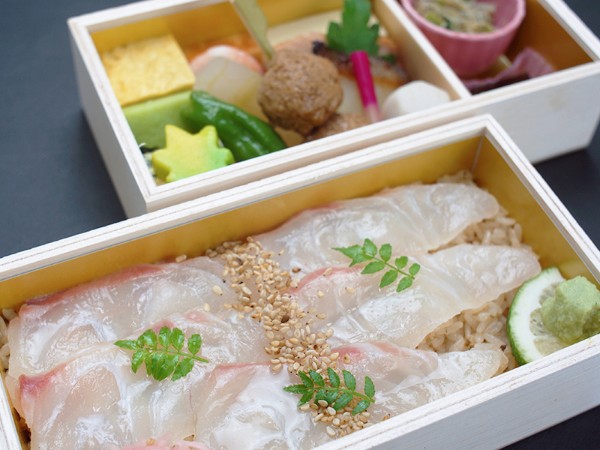 木箱二段重 鯛の黒酢寿司膳