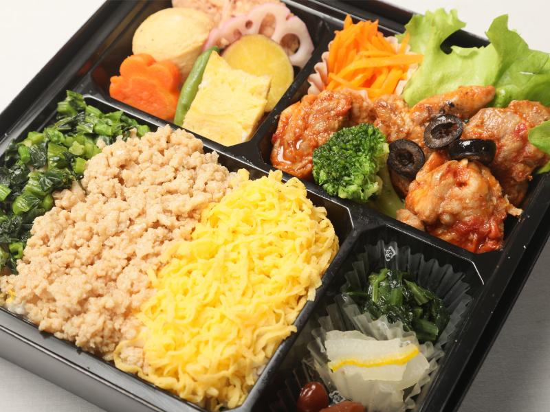 幕の内三色そぼろとチキンのトマト煮