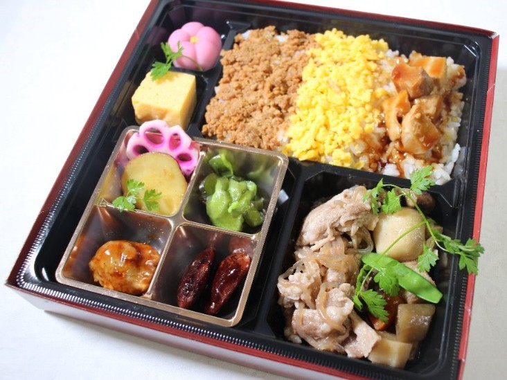 特選トロ牛すき焼きと鶏そぼろ御飯　４種の副材付き懐石御膳