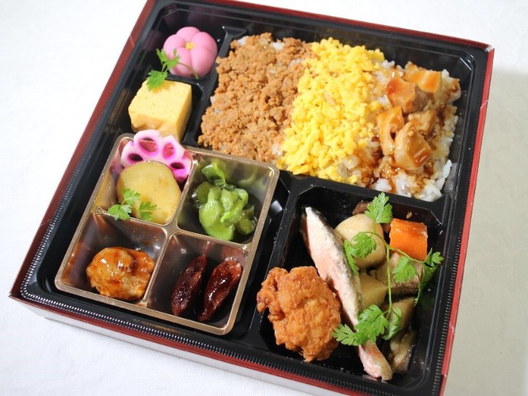 焼き鮭＆唐揚げと鶏そぼろ御飯　４種の副材付き懐石御膳