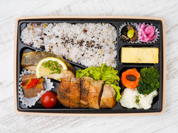 【十六穀米のボリューム弁当】甘辛特製ダレの鶏香味焼と季節の魚の西京焼き