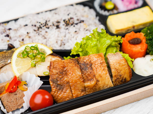 【十六穀米のボリューム弁当】甘辛特製ダレの鶏香味焼と季節の魚の西京焼き