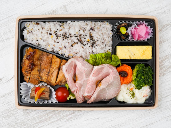 【十六穀米のボリューム弁当】やわらかローストポークと甘辛特製ダレの鶏香味焼き
