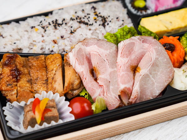 【十六穀米のボリューム弁当】やわらかローストポークと甘辛特製ダレの鶏香味焼き