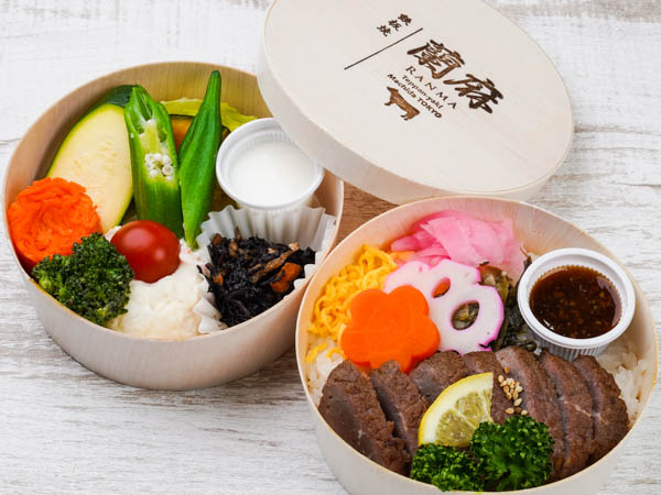 【彩り温野菜のわっぱ二段弁当】厚切り特選牛ステーキわっぱ弁当
