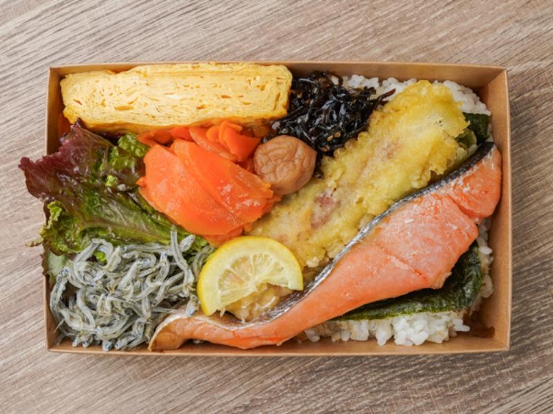 銀鮭と鯛ちくわ揚げ海苔弁