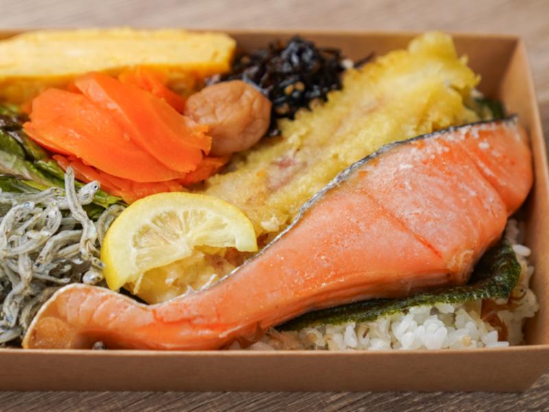 銀鮭と鯛ちくわ揚げ海苔弁