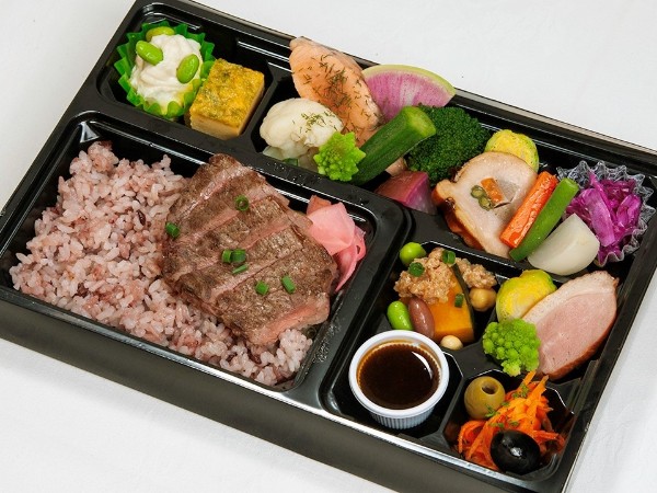 特選牛ステーキとサーモン弁当