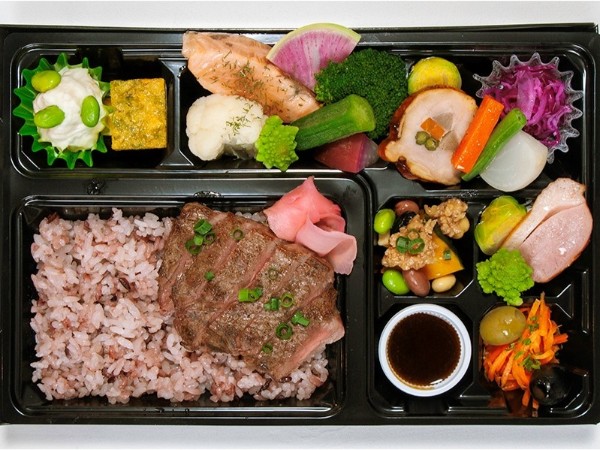 特選牛ステーキとサーモン弁当