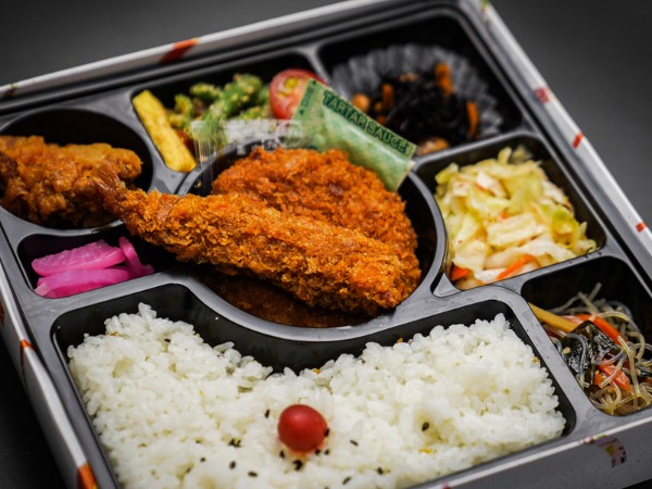 満腹メンチカツ・エビフライ幕の内弁当
