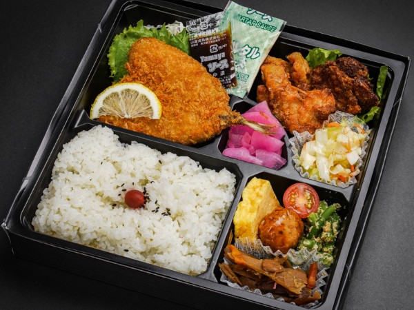 アジフライと唐揚げ弁当