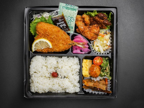 アジフライと唐揚げ弁当