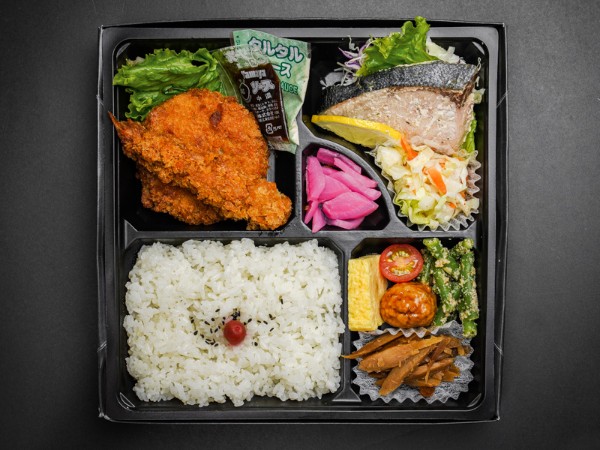 鮮魚のレモンペッパー焼きとメンチカツ弁当