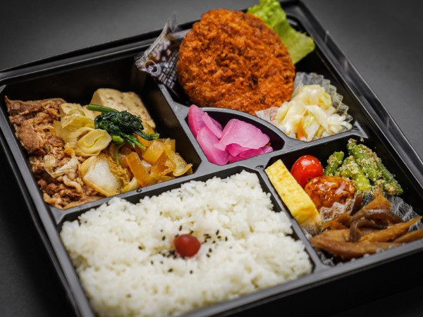 すき焼きとメンチカツ弁当