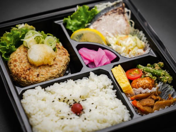 おろしハンバーグと鮮魚のレモンペッパー焼き弁当