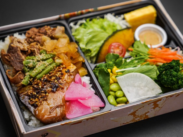 8品目サラダとぶりの照り焼き弁当