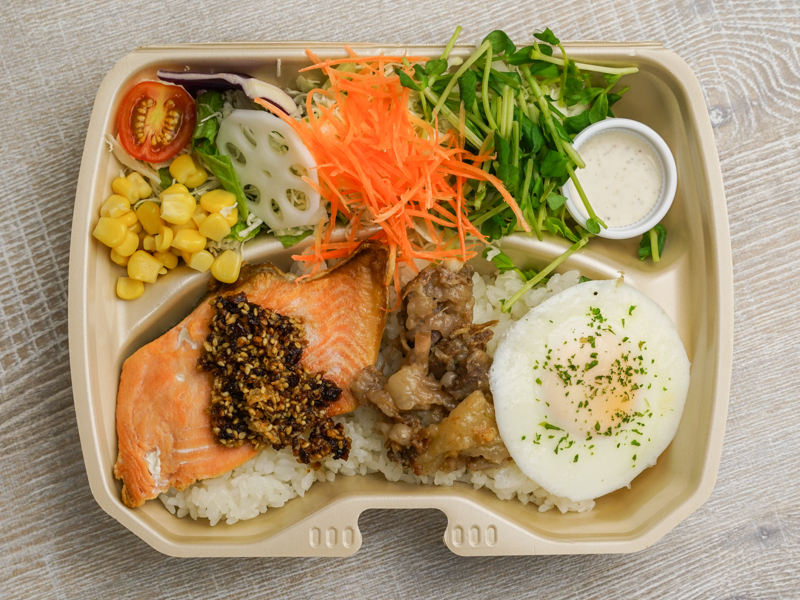 8種野菜のザクザクゴマ醤油サーモン弁当