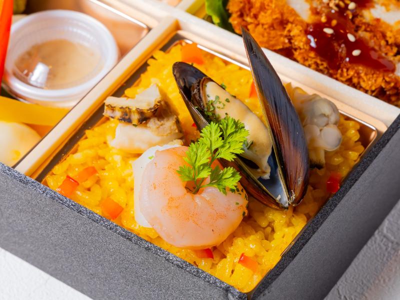 季節の副菜パエリアとポークカツレツ洋膳