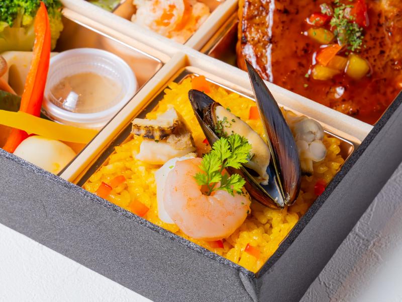 季節の副菜パエリアとハンバーグ洋膳