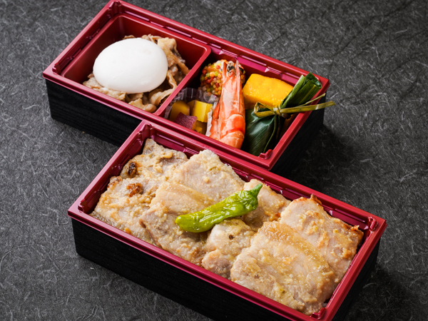 にぎわい二段弁当 豚味噌焼きととろり卵のすき焼き