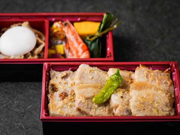 にぎわい二段弁当 豚味噌焼きととろり卵のすき焼き