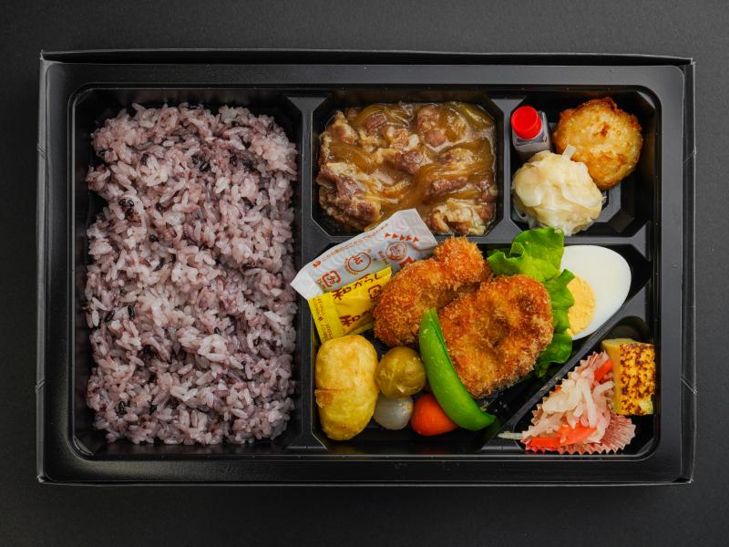 牛すき煮と名物しゅうまい二種 一口ヒレカツの彩野菜弁当