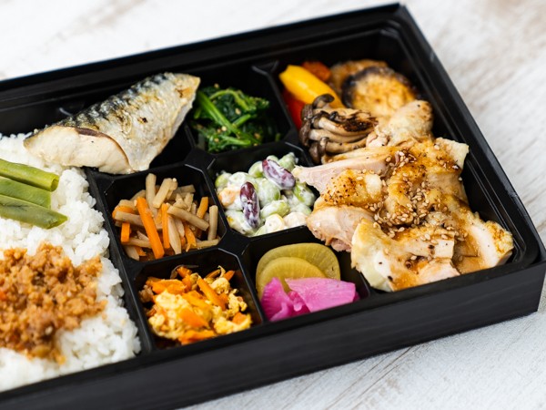 幕ノ内（上）ローストチキン＆低温焼きサバ