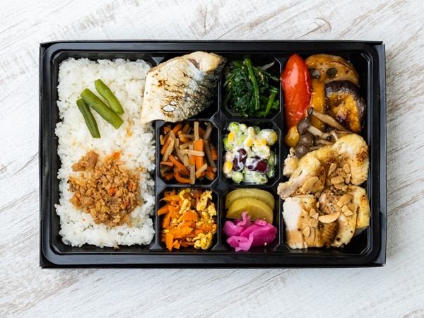 幕ノ内（上）ガーリックチキン＆低温焼きサバ