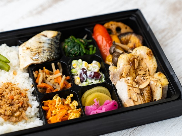 幕ノ内（上）ガーリックチキン＆低温焼きサバ