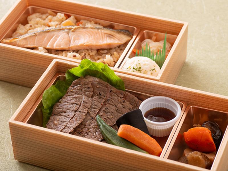 大きな鮭がのったかしわめし＆サーロインステーキの二段御膳