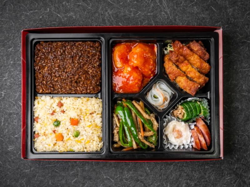 三種メインの中華極上弁当（大エビチリ・青椒肉絲・油淋鶏）