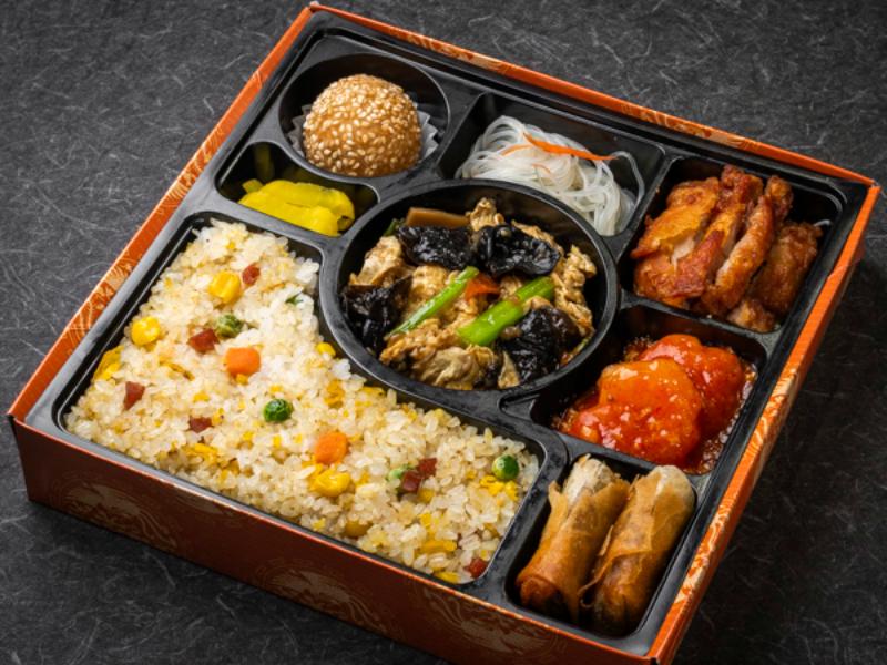 彩り中華特選御膳（エビ卵チリソース・油淋鶏・豚肉と木耳と卵炒め）