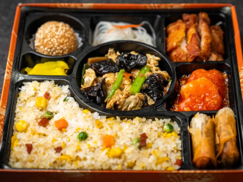 彩り中華特選御膳（エビ卵チリソース・油淋鶏・豚肉と木耳と卵炒め）