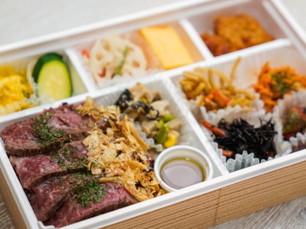 10種のお惣菜と国産牛ランイチステーキ弁当