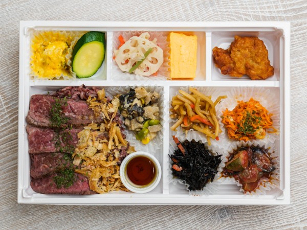 10種のお惣菜と国産牛ランイチステーキ弁当