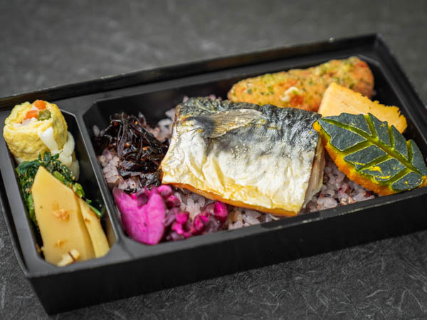 十五穀米 鯖の炙り焼き