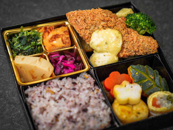 4升7種 白身魚のフライ 特製タルタル添え