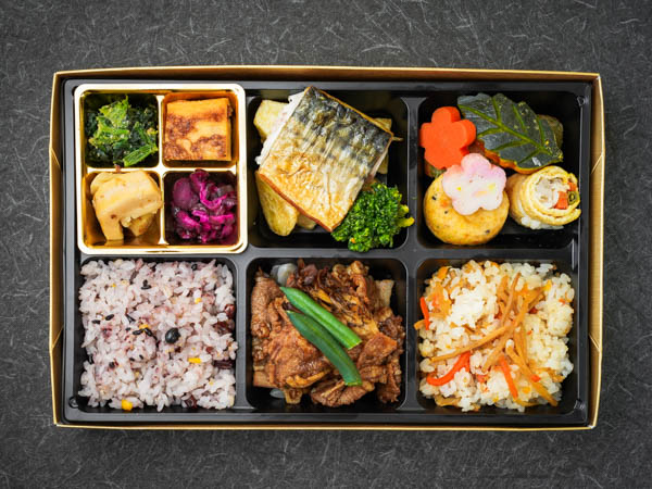 6升9種 牛肉しぐれ煮と鯖の炙り焼きのやぎり亭御膳（主菜の変更可）