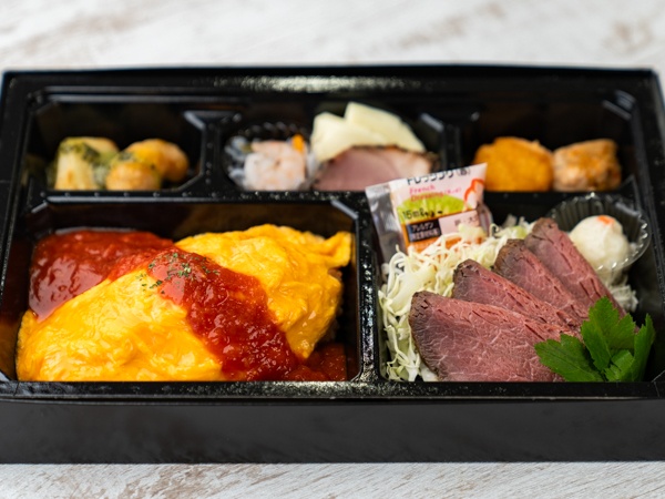 ローストビーフオムライス弁当【お茶付（185ml 缶）】