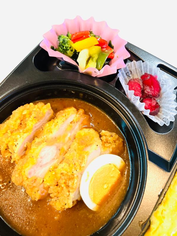 オムライスと肉厚ソフトチキンカレー