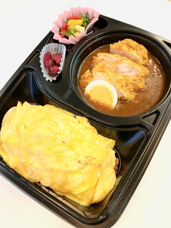オムライスと肉厚ソフトチキンカレー