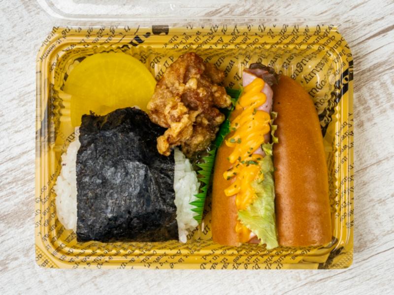 よくばりセットA パン1つ、おにぎり1つ、選べるおかず1種