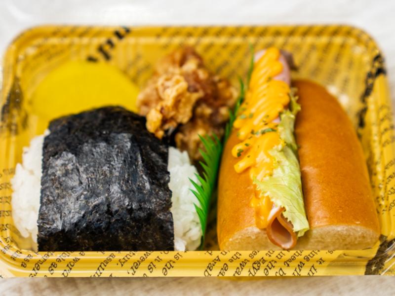 よくばりセットA パン1つ、おにぎり1つ、選べるおかず1種