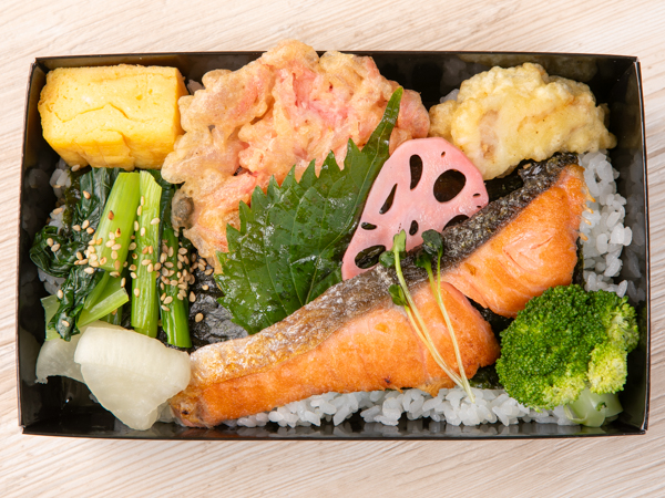 銀鮭塩焼きと５種の総菜海苔弁当