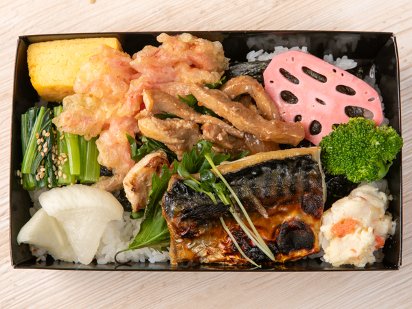 三元豚生姜焼きとノルウェー産鯖西京焼きの海苔弁当