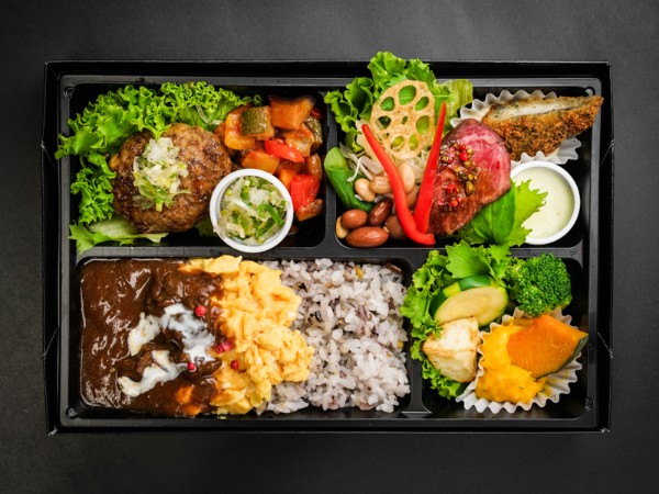 和牛デミのオムライスと柑橘香るネギソースのハンバーグ