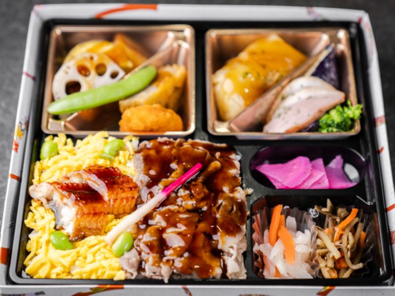 A5黒毛和牛と鰻のコンビ弁当（副菜ロールキャベツ）