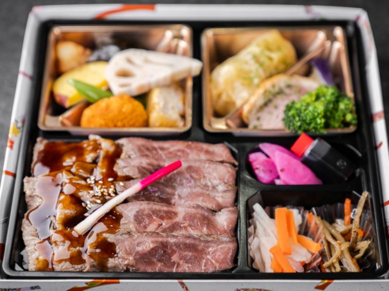 A5等級黒毛和牛赤身ステーキ＆カルビ焼肉コンビ弁当（副菜ロールキャベツ）
