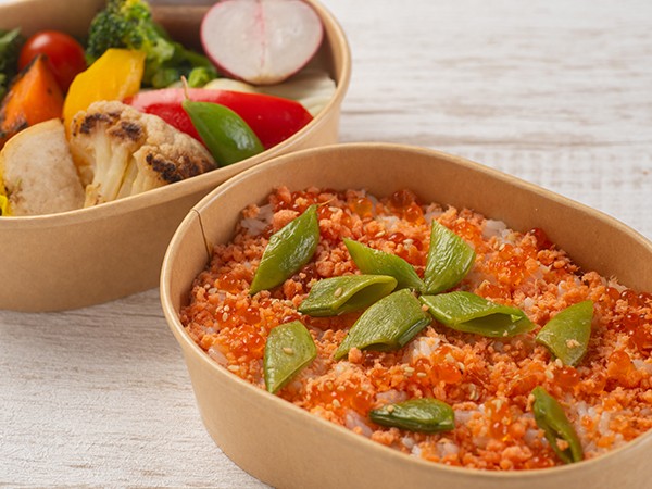 鮭フレークとイクラのわっぱ飯2段弁当